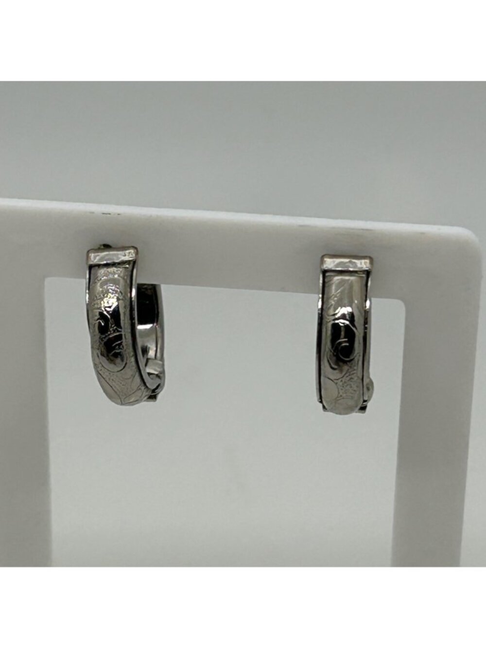 Silver Tone Snap Hoop Earrings 1990s Etched Floral Pattern Hinged Huggie Vintage - Picture 4 of 10